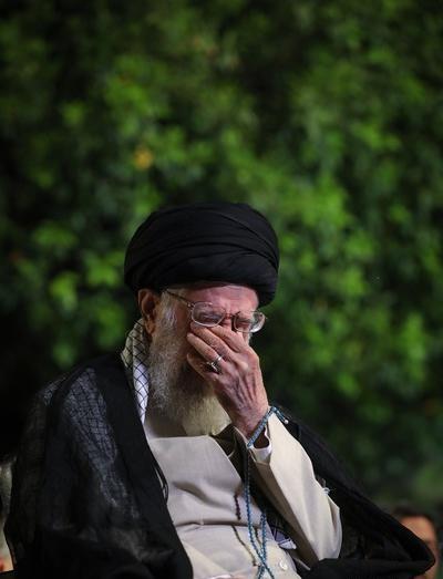عکس گریه آیت الله خامنه ای