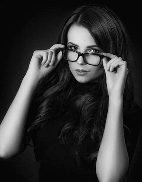 ژست عکس دخترانه اتلیه ای