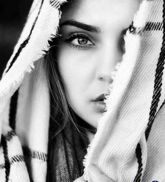 ژست عکس سیاه سفید دخترانه