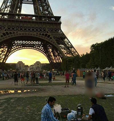 عکس دختر تنها کنار برج ایفل