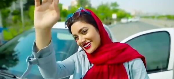 عکس دختر زیبا در حال خنده