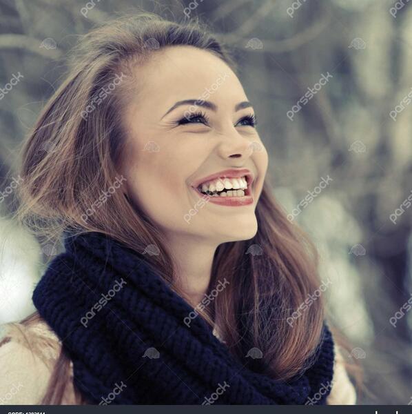 عکس دختر زیبا در حال خنده