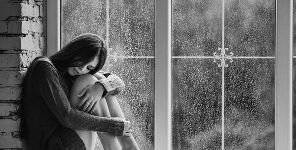 عکس دختر تنها غمگین سیاه و سفید