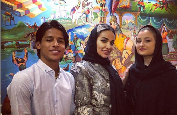 عکس سارا و نیکا در شب یلدا