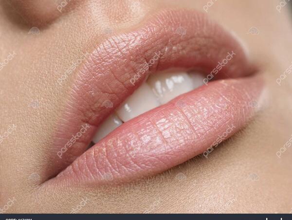 عکس لب طبیعی دختر