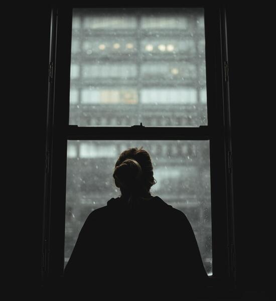 عکس غمگین دختر پشت پنجره