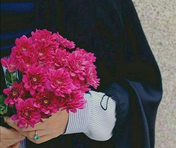 عکس گل نرگس با دختر چادری