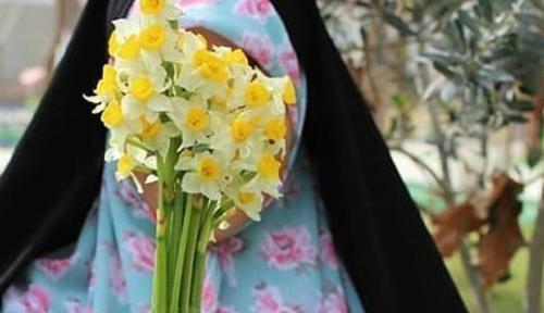 عکس گل نرگس با دختر چادری