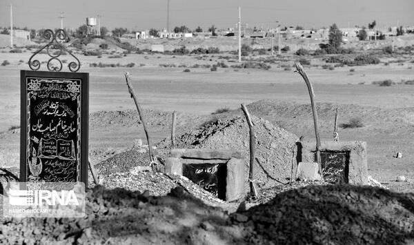 عکس سیاه سفید قبرستان
