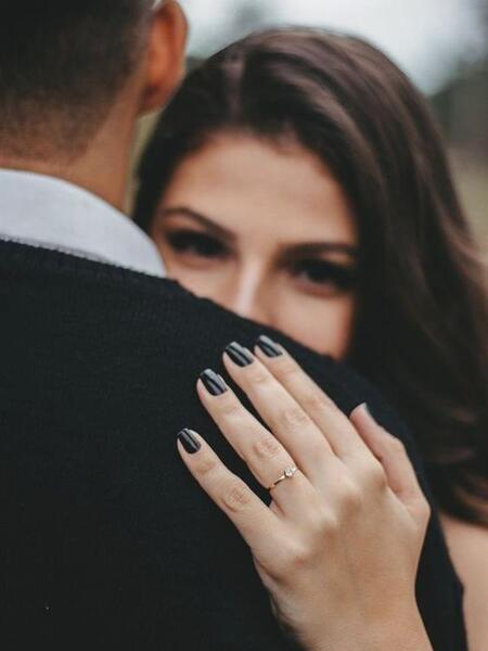 ژست عکس نامزدی در خانه