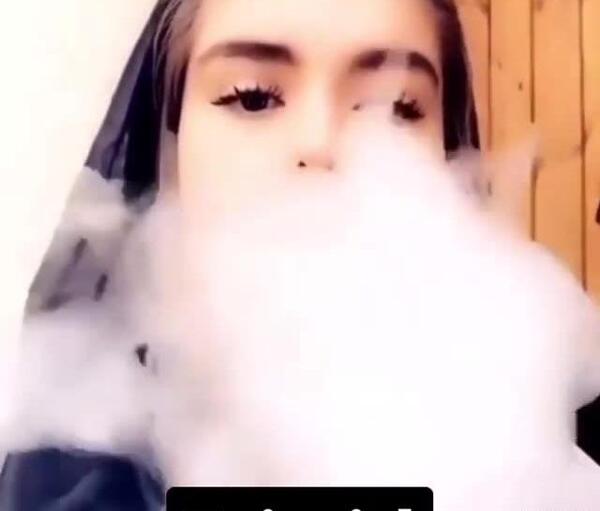 عکس سارا و نیکا با قلیون
