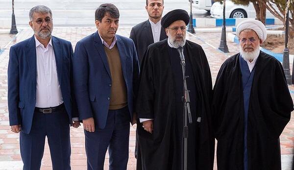 عکس رئیسی ایستاده