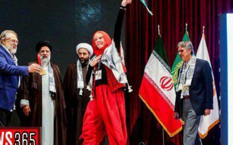 عکس رئیسی ایستاده