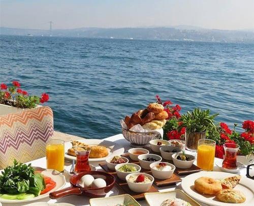 عکس صبحانه دونفره در طبیعت