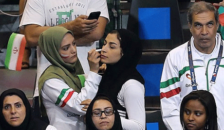 عکس زن در حال آرایش