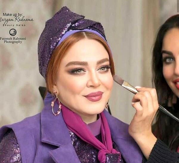 عکس زن در حال آرایش