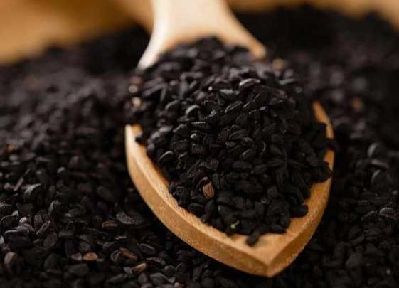 عکس سیاه دانه در اب