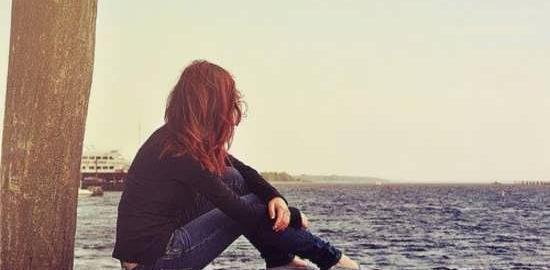 عکس دختر تنها منتظر