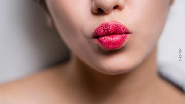عکس یک لب زیبا