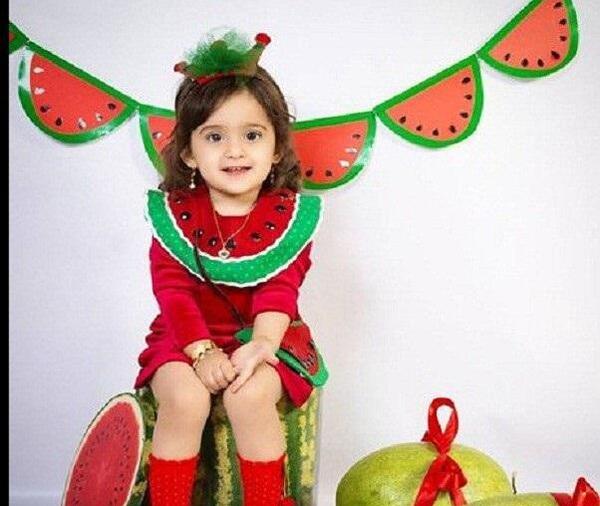 ژست عکس یلدایی در خانه