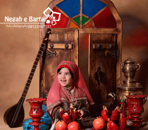 ژست عکس یلدایی در خانه