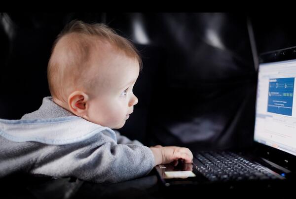 عکس نوزاد با لپ تاپ
