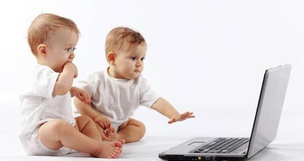 عکس نوزاد با لپ تاپ