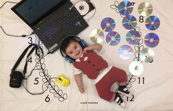 عکس نوزاد با لپ تاپ
