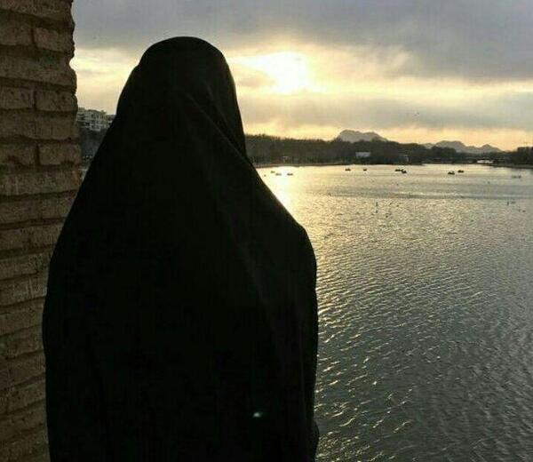 عکس دختر تنها از پشت سر