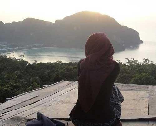 عکس دختر تنها از پشت سر