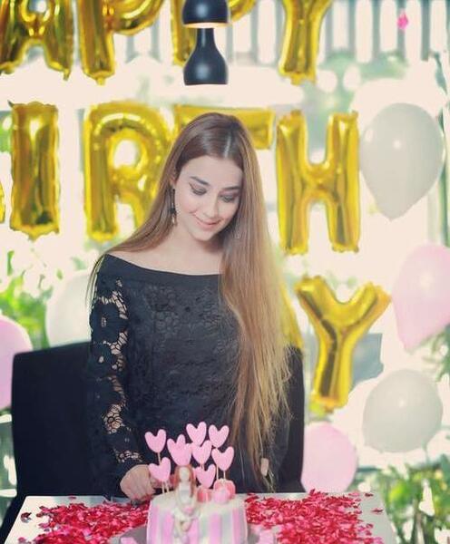 ژست عکس تولد دخترانه در خانه
