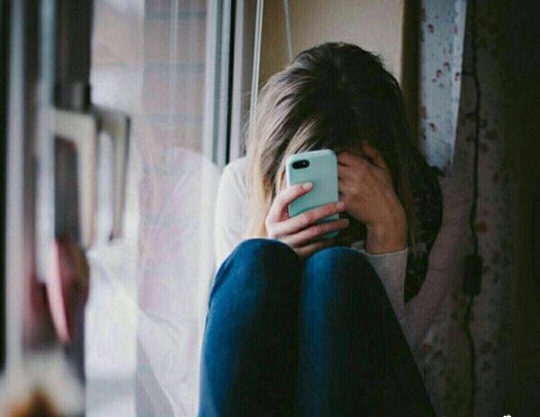عکس غمگین گوشی بدست
