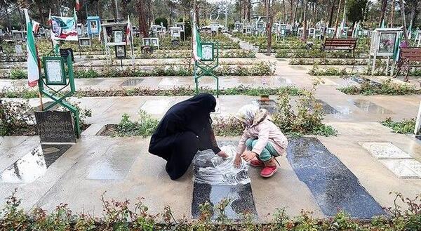 عکس دختر تنها در قبرستان