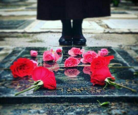 عکس دختر تنها در قبرستان