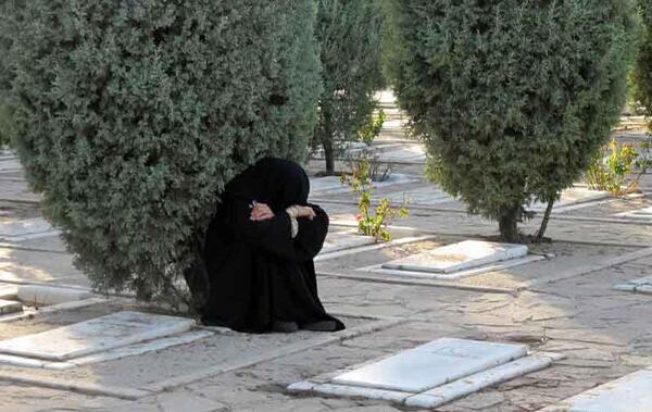 عکس دختر تنها در قبرستان
