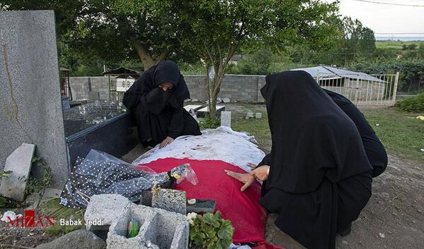 عکس گریه دختر برای مادر