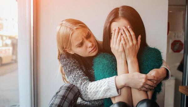 عکس گریه دختر برای مادر