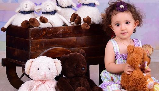 ژست عکس دخترانه با عروسک