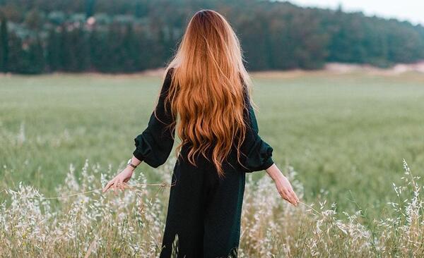 عکس دختر تنها در فصل بهار