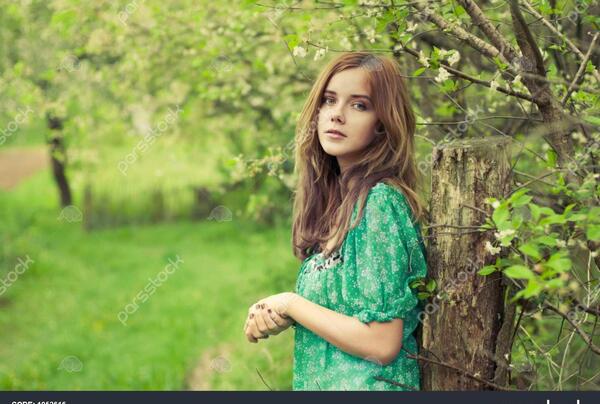 عکس دختر تنها در فصل بهار