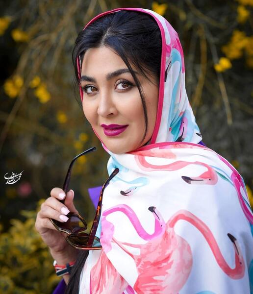 عکس زن زیبا با شال