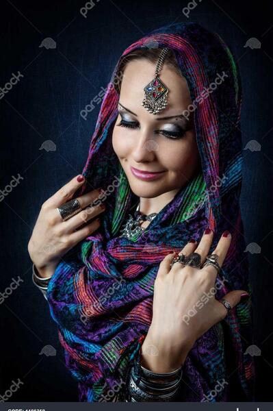 عکس زن زیبا با شال