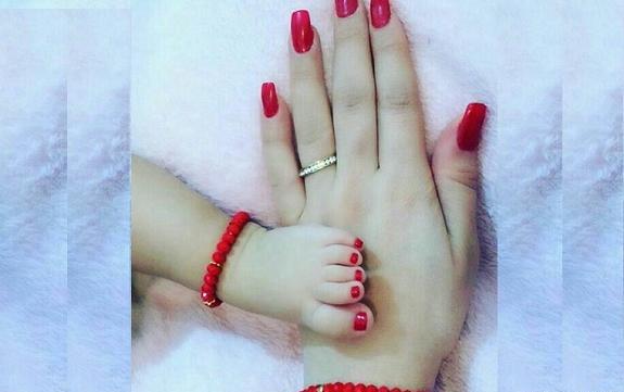 عکس دست مادر و دختر