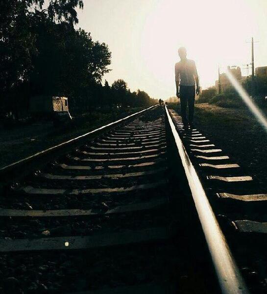 عکس تنهایی قدم زدن