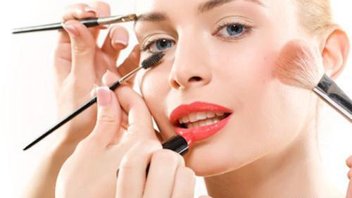 عکس پروفایل دختر آرایشگر