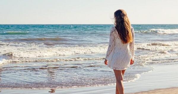 ژست عکس دخترانه کنار ساحل