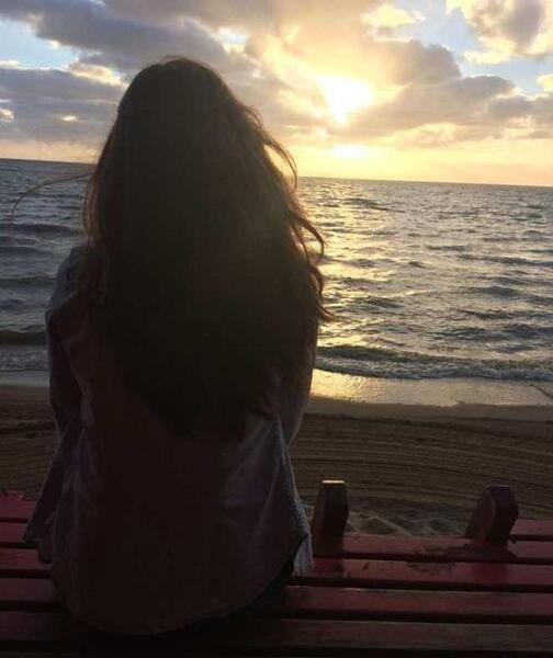 عکس دختر تنها لب پنجره