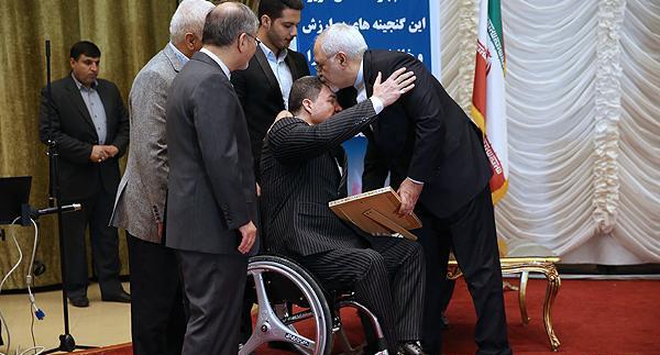 عکس ظریف با ویلچر