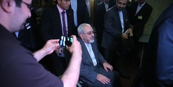 عکس ظریف با ویلچر