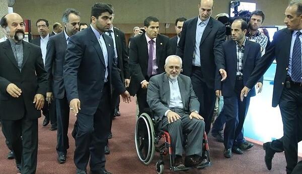 عکس ظریف با ویلچر